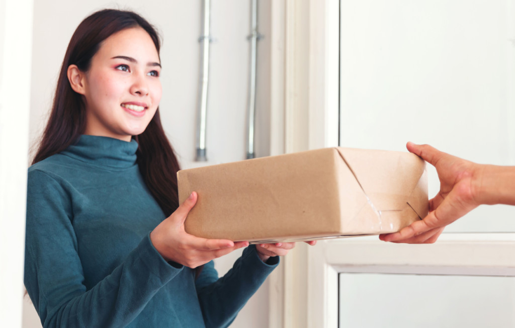 Courier picks up returner's item
